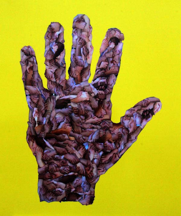 Auf einem gelben Plakat ist der handförmige Ausschnitt eines Fotos von unzähligen sich haltenden Händen zu sehen. 