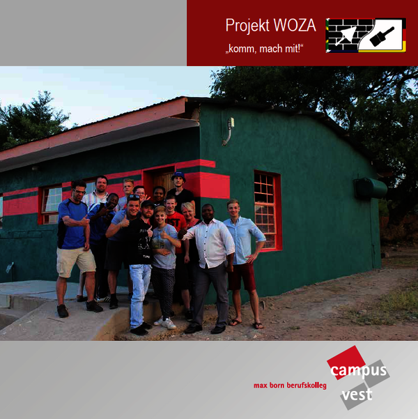 Die Titelseite der Broschüre "Projekt WOZA". Mittig ein Gruppenfoto vor einem grün-rot gestrchenem Haus. Manche Menschen in der ersten Reihe heben einen Daumen in die Höhe. 