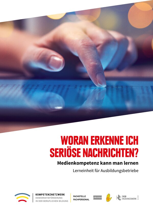 Das Cover der Lerneinheit "Woran erkenne ich seriöse Nachrichten? - Lerneinheit für Ausbilungsbetriebe" mit einem Foto von einer Hand die auf einem Tablet scrollt. 