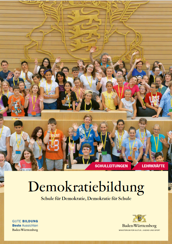 Das Cover von "Leitfaden Demokratiebildung". Ein Gruppenfoto von Schüler:innen vor einer holzgetäfelten Wand, die winken oder die Arme hoch heben.