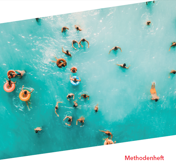 Ein Foto von Menschen in türkisfarbenem Wasser aus der Vogelperspektive. Einige haben Schwimmreifen.